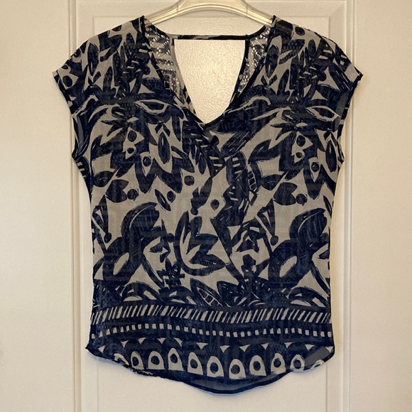 🛍️[DONATED] Outback Red | The Limited | blue and white lightweight blouse small - Picture 1 of 5